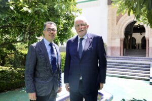 Michel Younès reçu par Chems-eddine Hafiz dans le patio de la Grande Mosquée de Paris