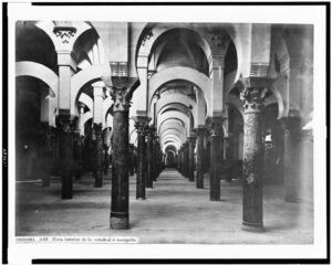 Salle hypostyle aux arcs bicolores de la Mosquée-Cathédrale de Cordoue