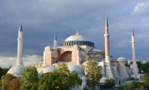 Sainte-Sophie à Istanbul : basilique byzantine devenue mosquée, symbole du dialogue islamo-chrétien méditerranéen