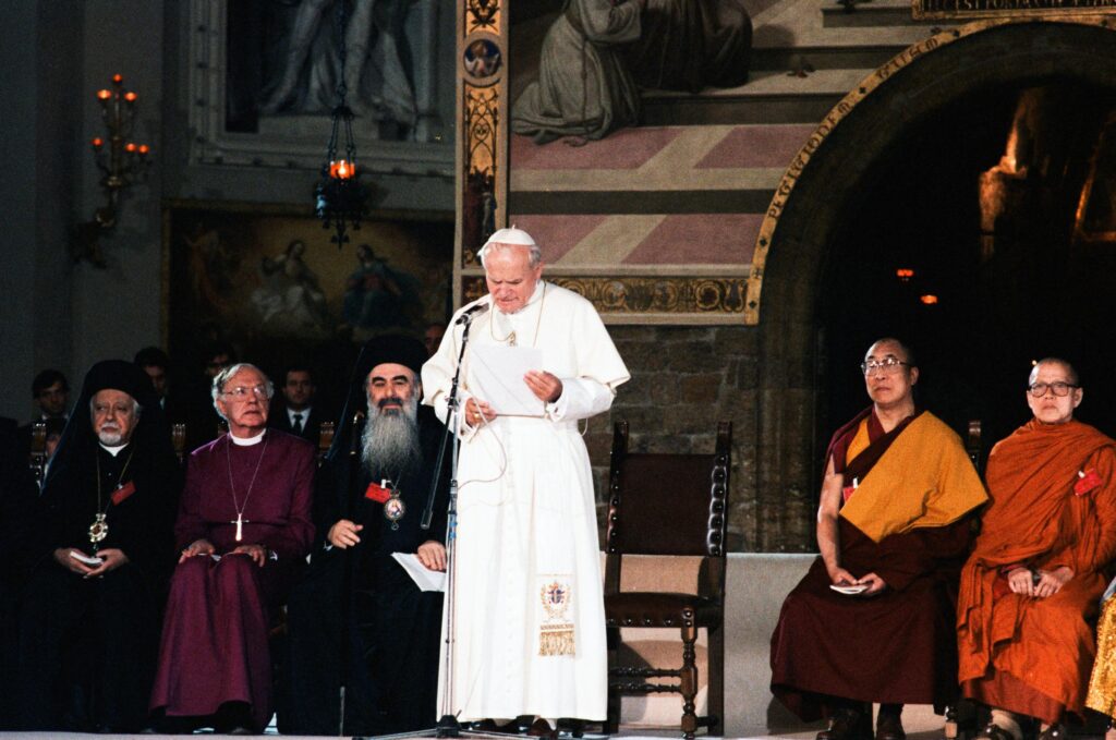 Assise, 27 octobre 1986 : Jean-Paul II au micro, entouré des responsables religieux (© Vatican Media)