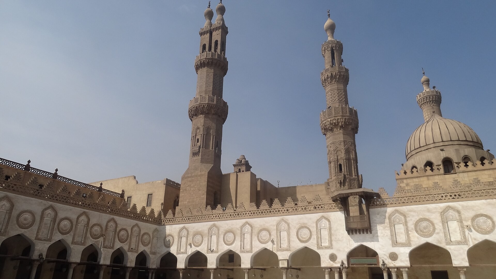 Cour et minarets de la mosquée al-Azhar au Caire