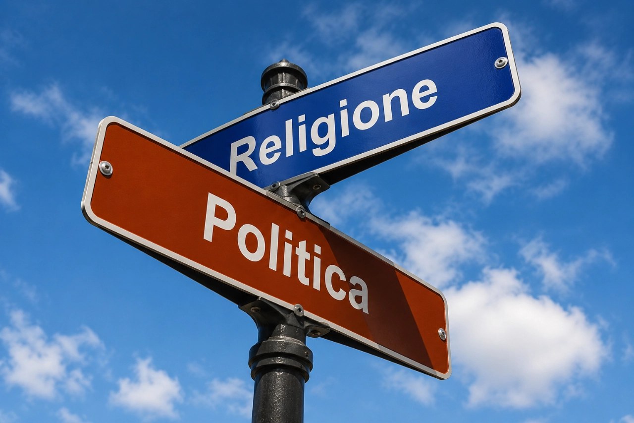 Panneaux indicateurs Religione et Politica sur fond de ciel bleu, visuel du cycle Guerra santa, guerra giusta, non violenza du Palazzo Blu à Pise